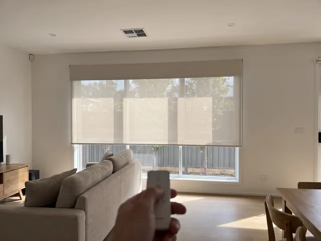Motorised roller blind — Remote or app controlled